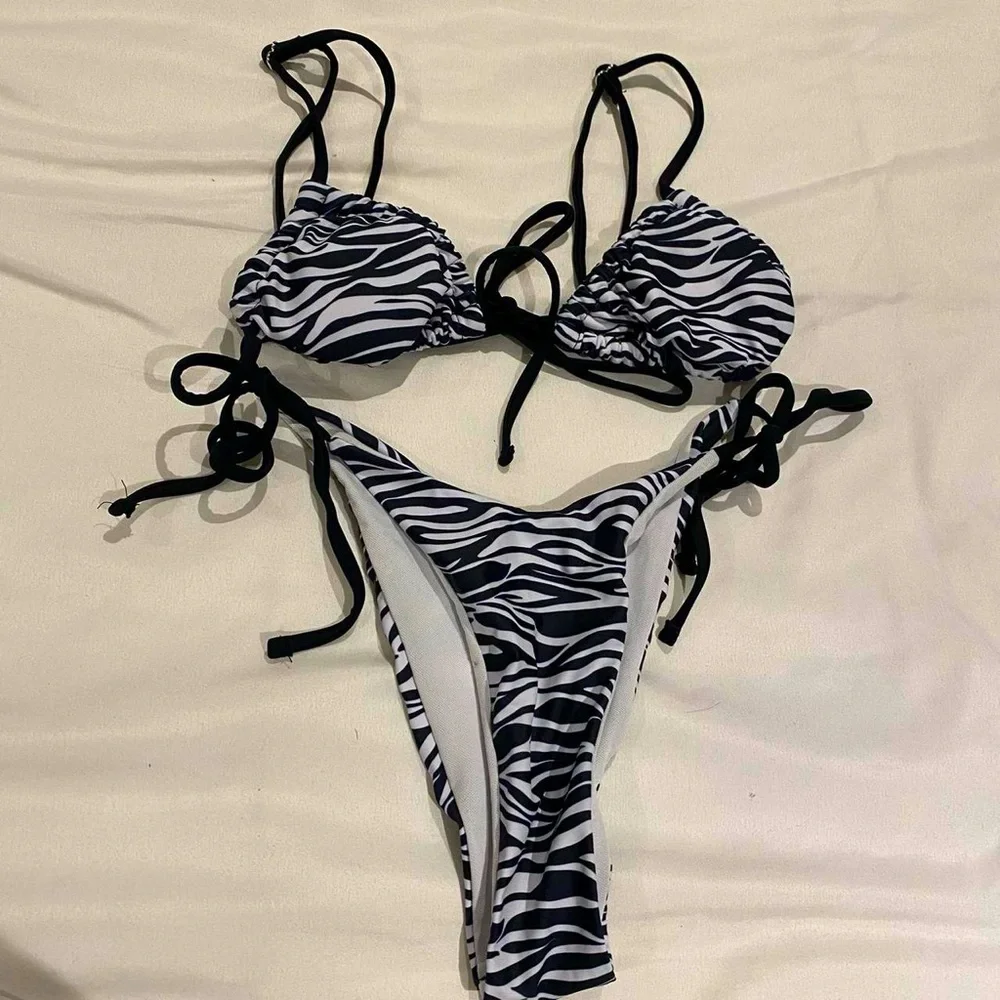 Zebra string bikini - Picture 1 of 4